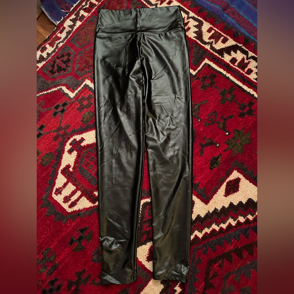 Faux leather / latex looking - black leggings